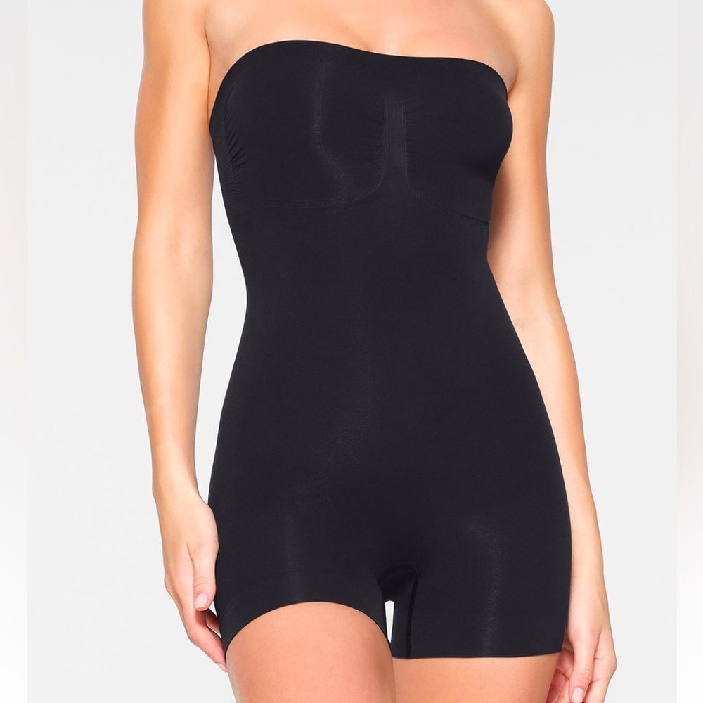 SKIMS SEAMLESS SCULPT STRAPLESS SHORTIE BODYSUIT